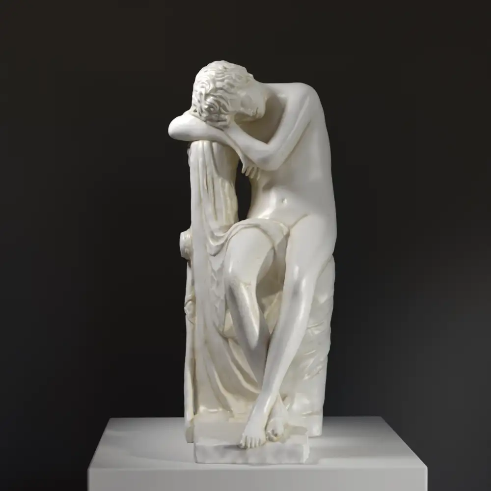 Sculpture d'Endymion Endormi, représentant un jeune homme paisiblement endormi.