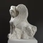 Réplique d'un finial en forme de sphinx sur une stèle funéraire
