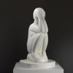 Sculpture du Printemps en résine avec patine imitant le marbre.
