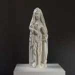 Sculpture représentant Sainte Anne et la Vierge, en résine avec une patine imitant le marbre.