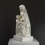 Sculpture représentant Sainte Anne et la Vierge Marie, réalisée en résine avec une patine élégante.