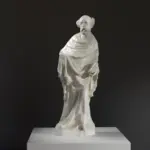 Sculpture de Saint Pierre de Slivice en résine avec effet de patine.