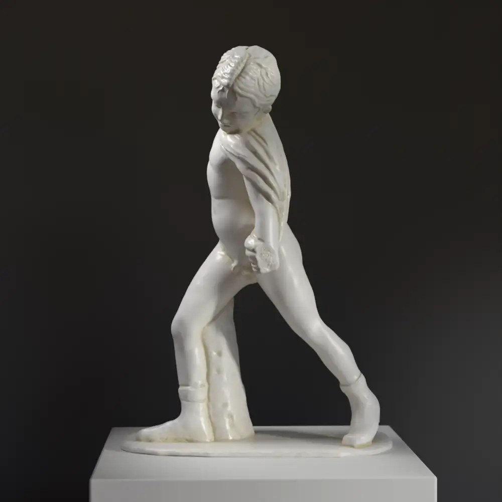 Réplique de la Statue d'un Garçon, représentant un jeune garçon tendant un arc.