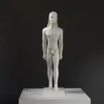 Statue d'un jeune kouros en résine, représentant la beauté de l'art antique.