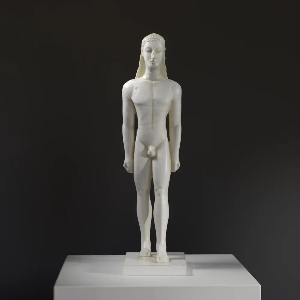 Statue d'un jeune kouros en résine, représentant la beauté de l'art antique.