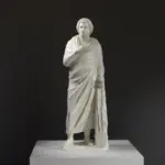 Réplique de la Statue d'un Homme au Musée de l'État de l'Hermitage à Saint-Pétersbourg.
