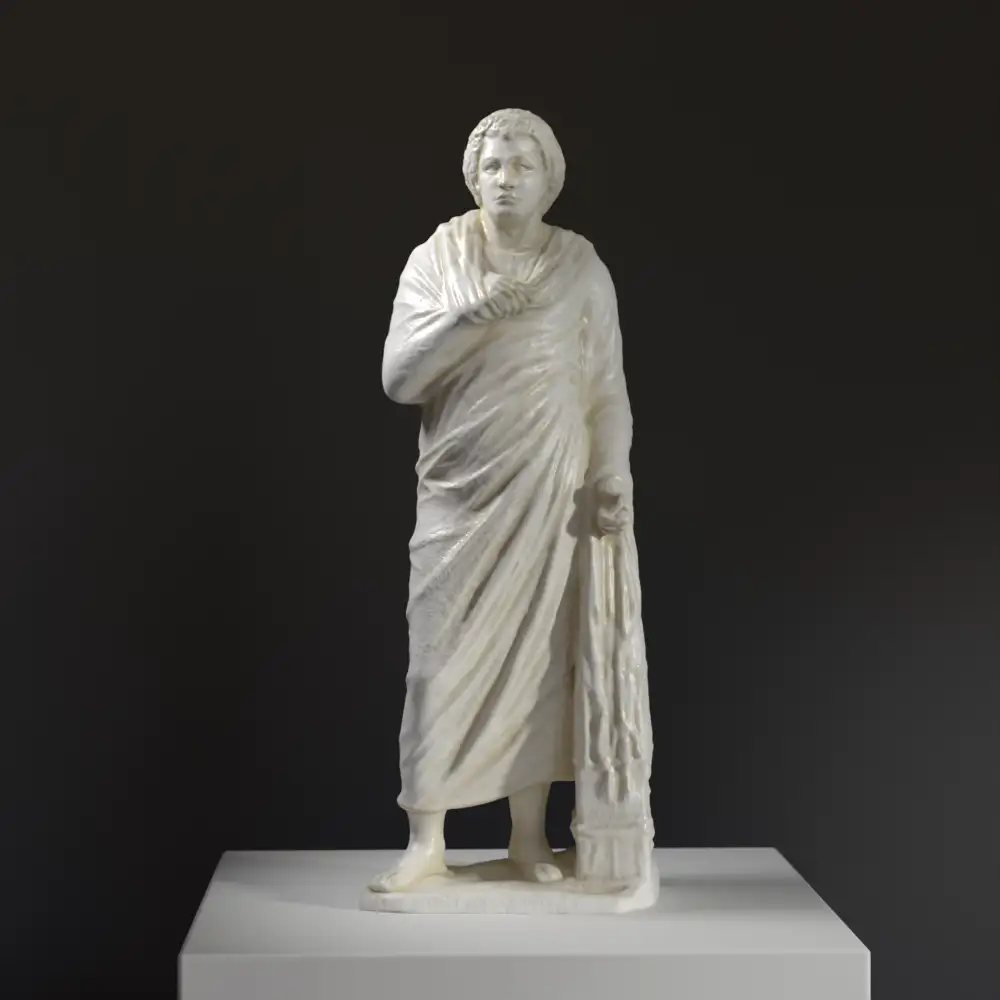 Réplique de la Statue d'un Homme au Musée de l'État de l'Hermitage à Saint-Pétersbourg.