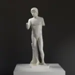 Statue d'un jeune homme nu, réplique de l'art classique.