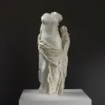 Statue d'une Nymphe ou Grâce en résine avec effet de patine marbrée et bronze.