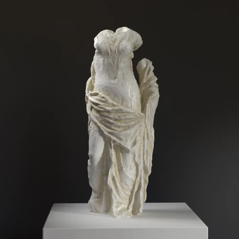 Statue d'une Nymphe ou Grâce en résine avec effet de patine marbrée et bronze.