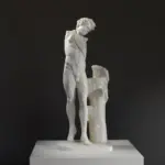 Statue d'un Satyr avec une Panthère, mettant en avant les détails et l'expression du satyr.