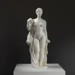 Statue d'une femme au Jardin des Tuileries à Paris, réplique en résine.