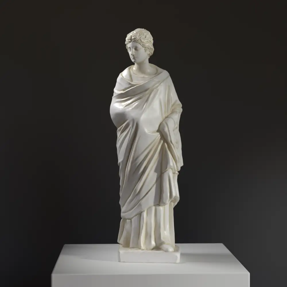 Statue d'une femme probablement Penia en résine avec effet marbré et bronze.