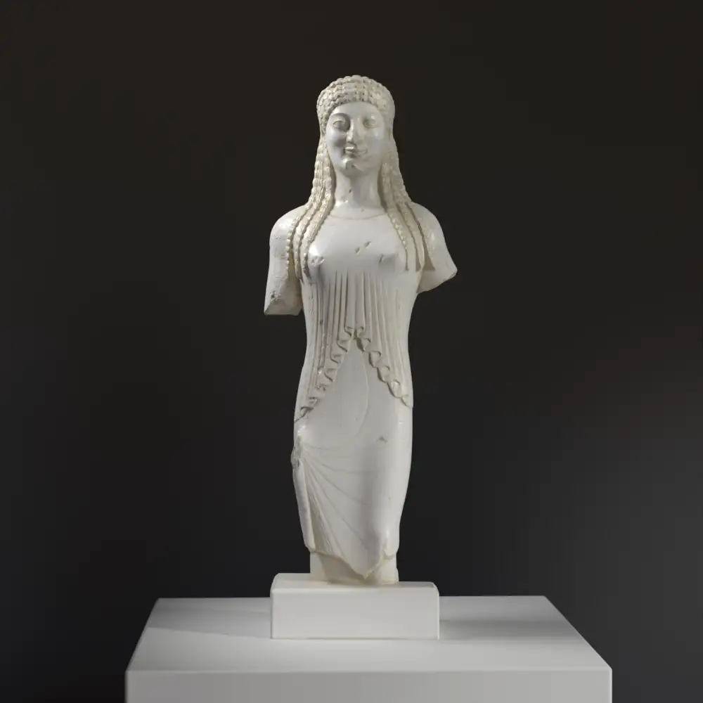 Réplique de la sculpture de la Kore de l'Acropole en résine.