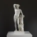 Réplique de la sculpture de l'Apollon Lyceus au Louvre Paris.
