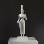 Sculpture de la Bodhisattva Tara en résine avec une patine élégante.