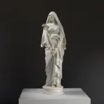 Sculpture représentant la Vierge avec un lys, en résine avec une finition marbrée.