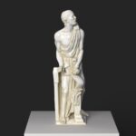 Sculpture de l'Éloquence en résine avec finition marbrée.