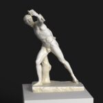 Sculpture du Gladiateur Borghèse au Louvre, représentant un guerrier de la Grèce antique.