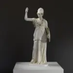 Sculpture d'Athena avec casque et bouclier, symbole de force et de sagesse.