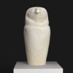 Jar canope factice en calcaire représentant Qebehsenuef, divinité égyptienne.