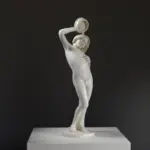 Sculpture du Garçon dans un Bain en résine avec effet marbré et bronze.