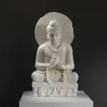 Sculpture représentant le Bouddha dans une posture de prédication.