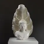 Sculpture représentant Bouddha protégé par un Naga à sept têtes.