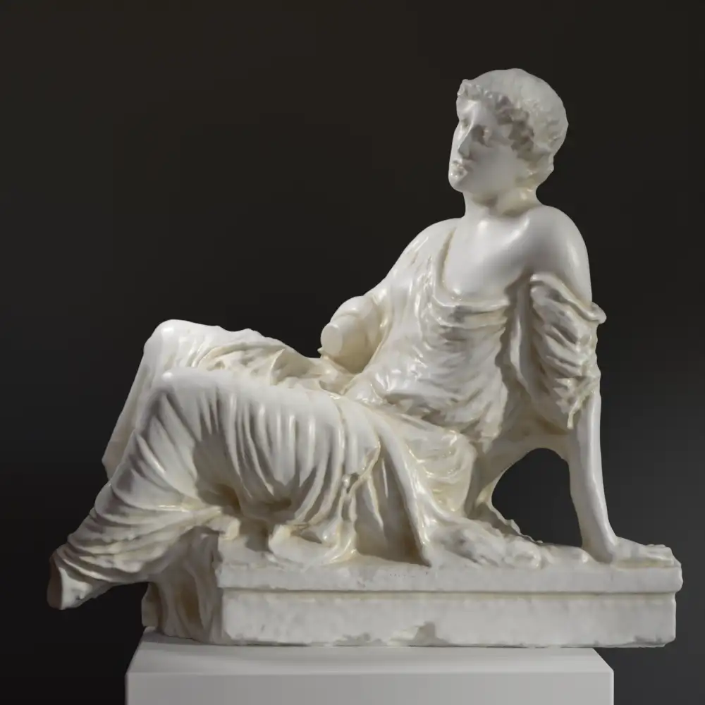 Sculpture de Danaë à l'autel en résine avec effet patiné.