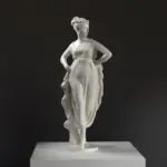 Sculpture de Danseuse en résine, représentant une femme gracieuse.