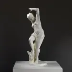 Sculpture de la Maenade Dansante en résine, représentant une danseuse de l'Antiquité.