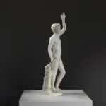 Sculpture de l'Aube en résine avec finition marbrée et bronze.
