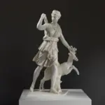 Sculpture de Diane et une Biche représentant la déesse grecque Artémis en action.