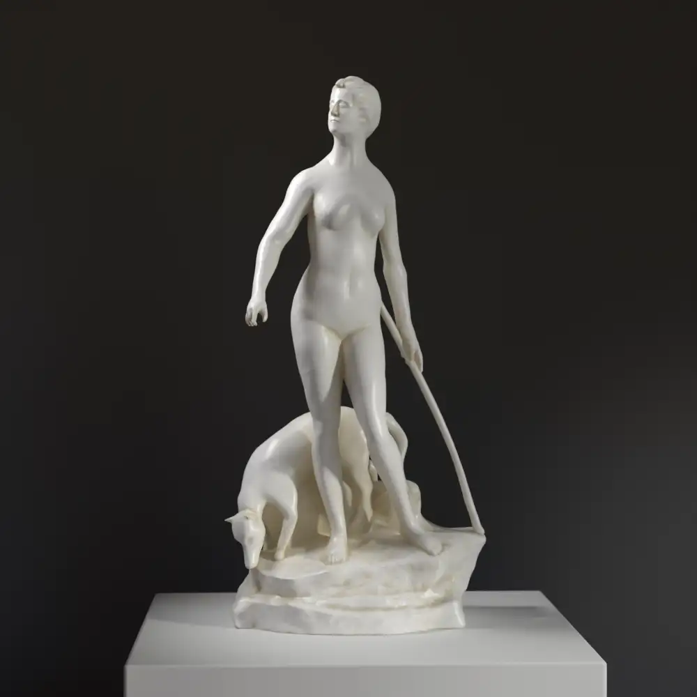 Sculpture représentant Diane, la déesse de la chasse, dans une pose dynamique.