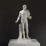 Sculpture de Diomède volant le Palladion, mettant en avant le héros grec.