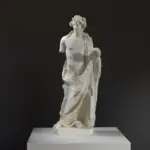Sculpture de Dionysos, dieu du vin, avec une couronne de vignes et une grappe de raisins.