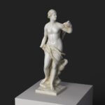 Sculpture de Pomona au Louvre, représentant la déesse de l'abondance avec un plateau de fruits.