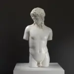 Sculpture d'Eros représentant un fragment de statue de la Grèce antique.