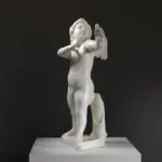 Sculpture d'Eros tirant son arc en marbre.