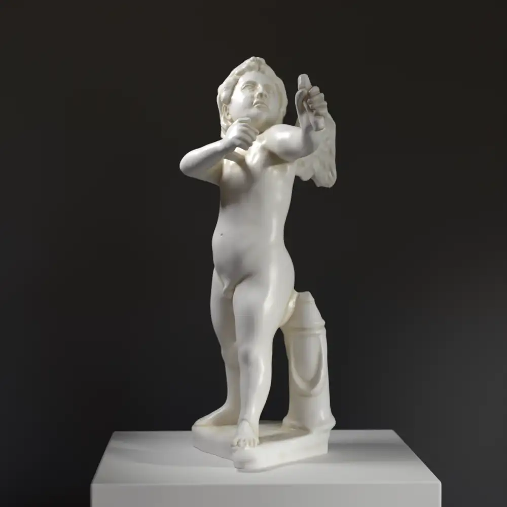 Sculpture d'Eros tirant son arc en marbre.