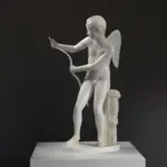 Sculpture d'Eros tirant son arc, représentant le Dieu de l'Amour.