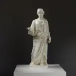 Réplique de la sculpture de Némésis de Rhamnous en résine avec patine marbrée et bronze.