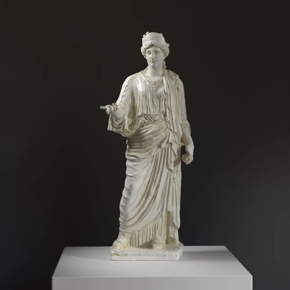 Réplique de la sculpture de Némésis de Rhamnous en résine avec patine marbrée et bronze.