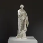 Sculpture de la Statue Funéraire Féminine en résine avec finition patinée.