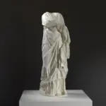 Statue de Portrait Féminin en résine avec une patine imitant le marbre.