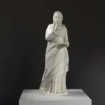 Réplique de la Statue Féminine au Musée d'État de l'Hermitage à Saint-Pétersbourg.