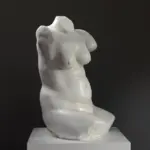Sculpture du Torse Féminin représentant la grâce de la forme humaine.
