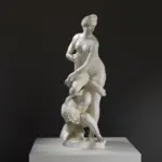Sculpture de Florence Triomphante sur Pise en résine avec effet marbre et bronze.