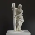 Réplique de la sculpture de la Force, mettant en avant une posture puissante.