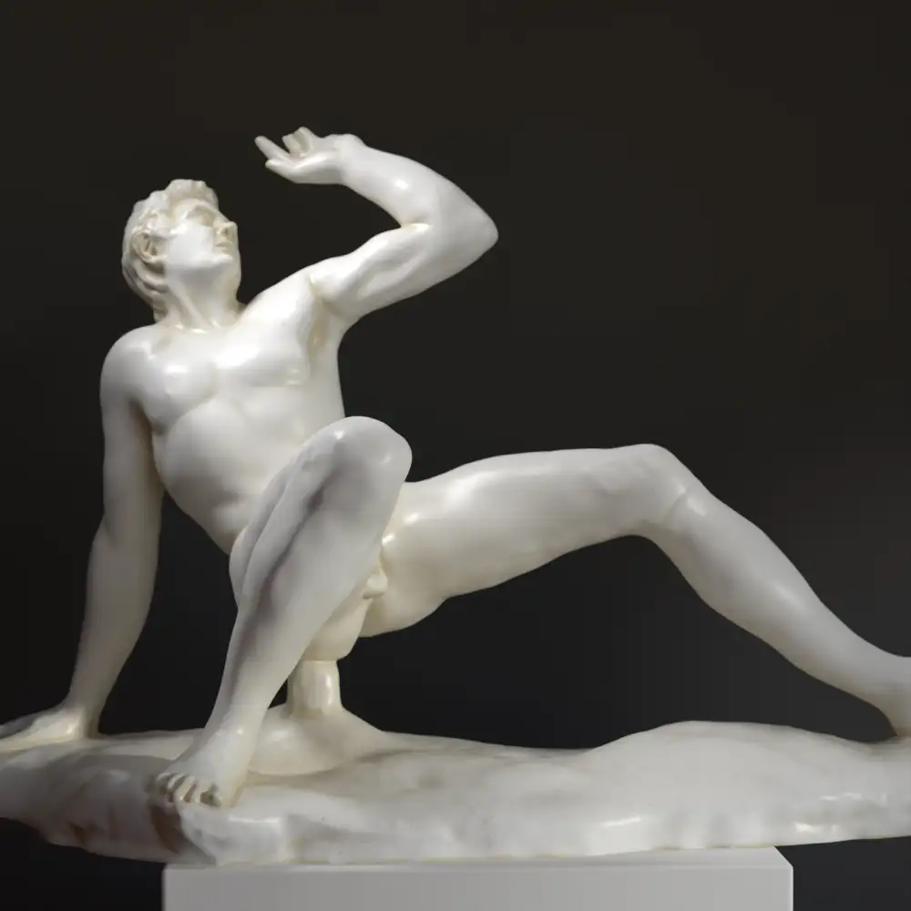 Sculpture du Galate en Train de Tomber en résine, représentant un Gaulois en mouvement.